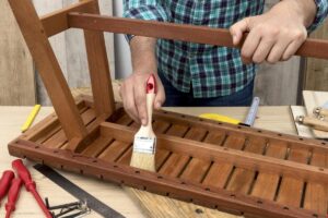 Poradnik dla majsterkowiczów – jak odświeżyć stare meble i dekoracje?